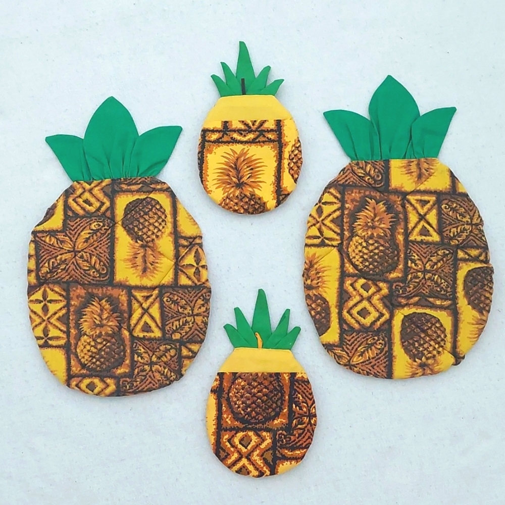 LANAKILA CRAFTS Hawaiian Pineapple Print Mitt Pot Holders